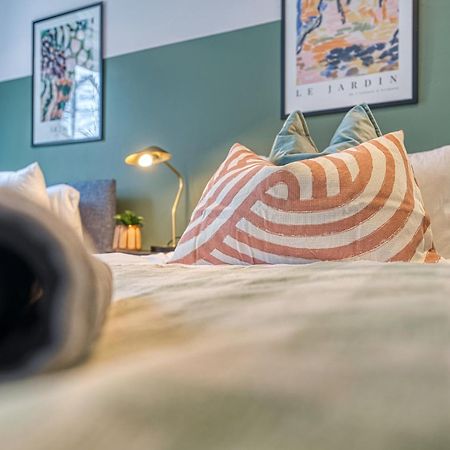 2 Bedroom Stylish Spacious Apt, Sleeps 6, Central Cheltenham, With Free Parking - By Blue Puffin Stays Ngoại thất bức ảnh