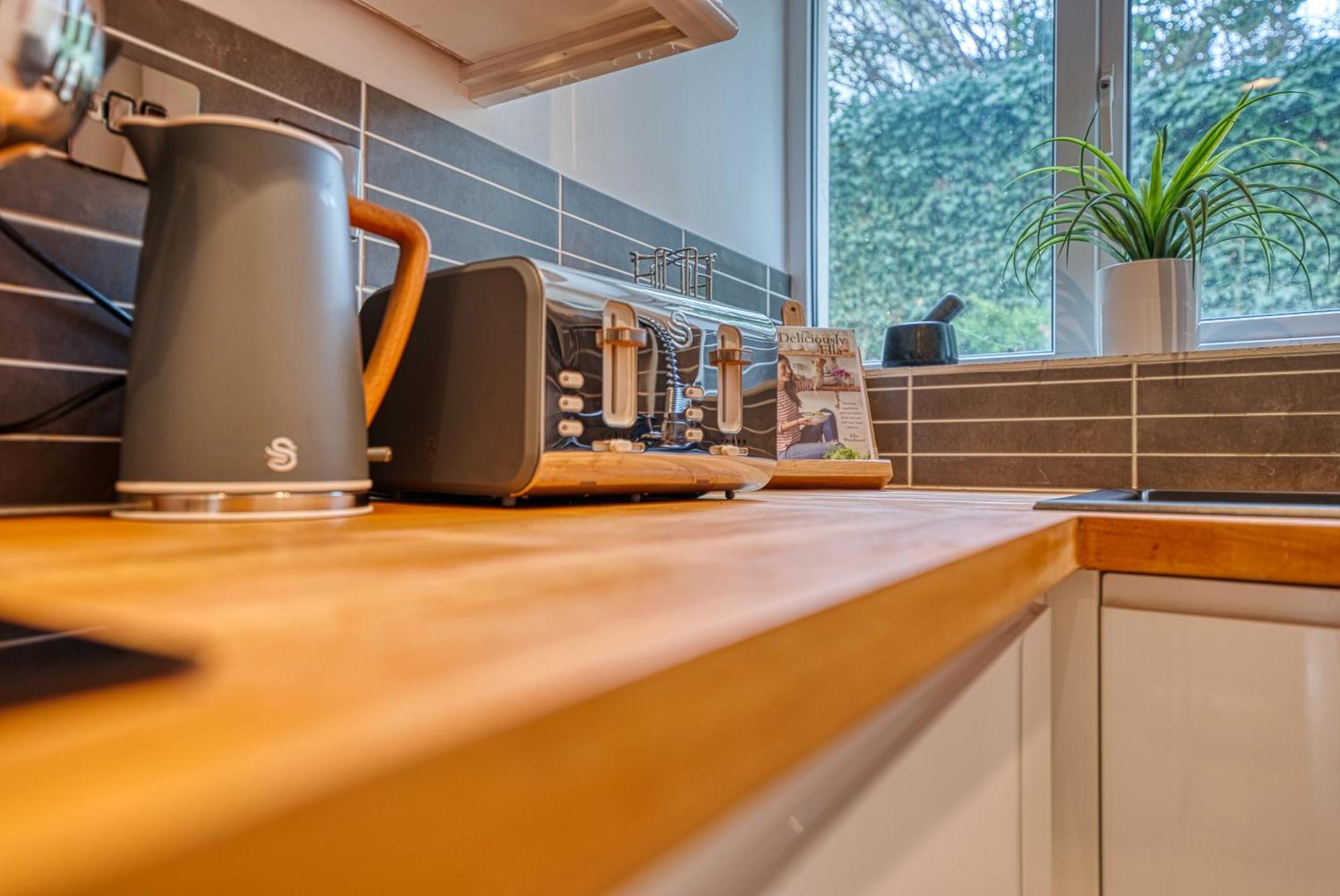 2 Bedroom Stylish Spacious Apt, Sleeps 6, Central Cheltenham, With Free Parking - By Blue Puffin Stays Ngoại thất bức ảnh