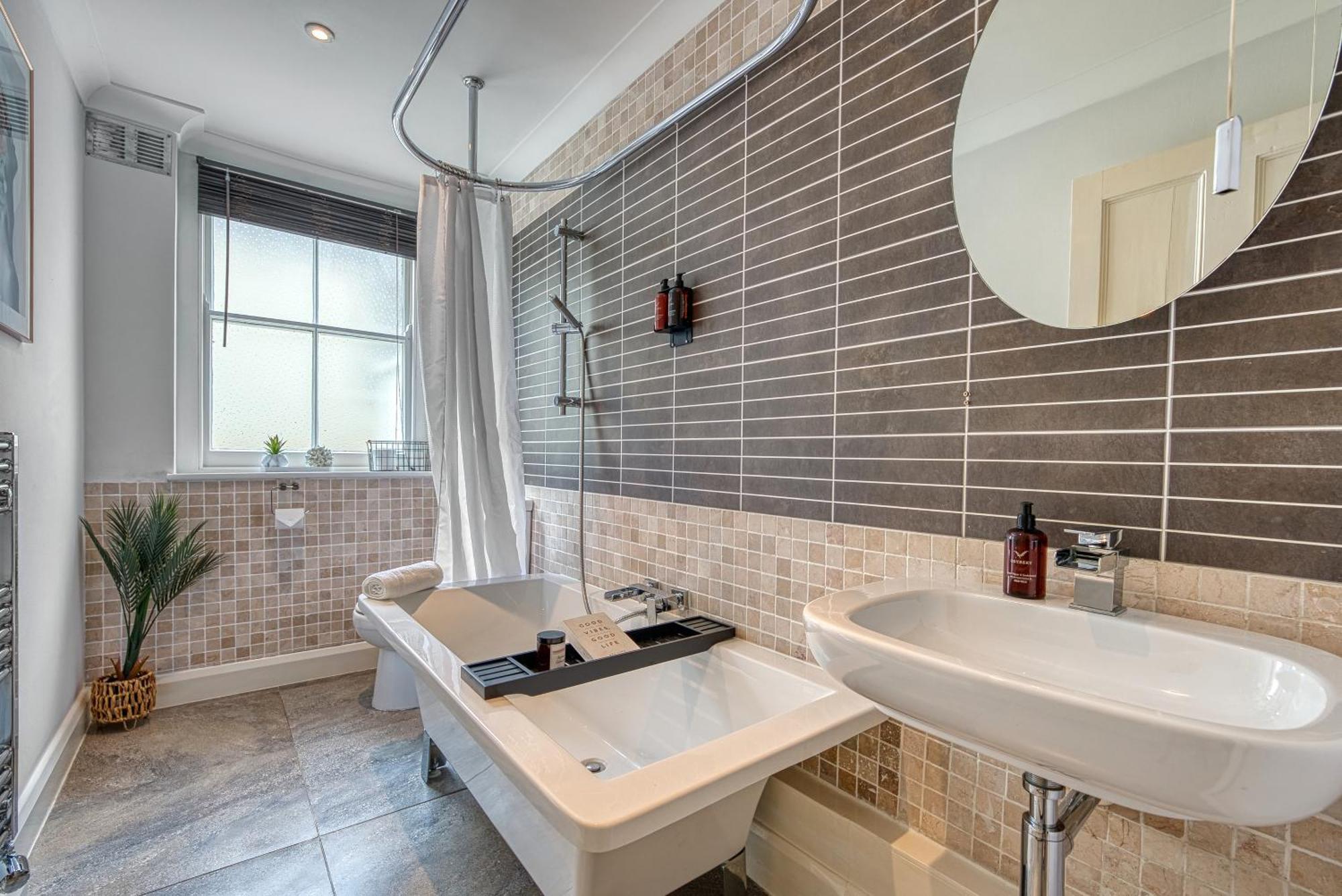 2 Bedroom Stylish Spacious Apt, Sleeps 6, Central Cheltenham, With Free Parking - By Blue Puffin Stays Ngoại thất bức ảnh