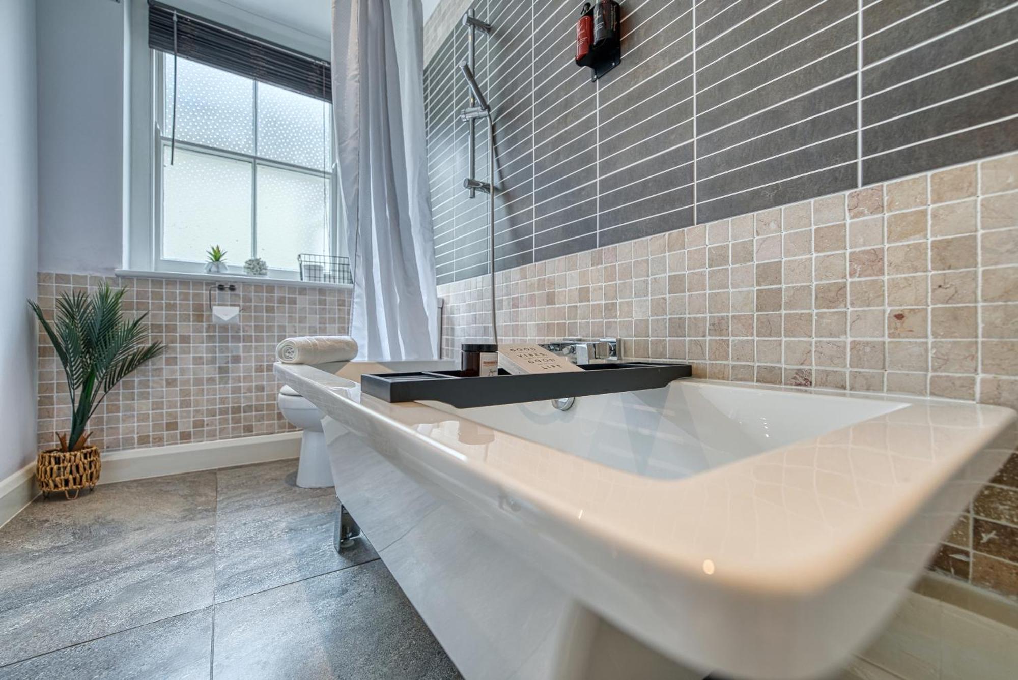 2 Bedroom Stylish Spacious Apt, Sleeps 6, Central Cheltenham, With Free Parking - By Blue Puffin Stays Ngoại thất bức ảnh