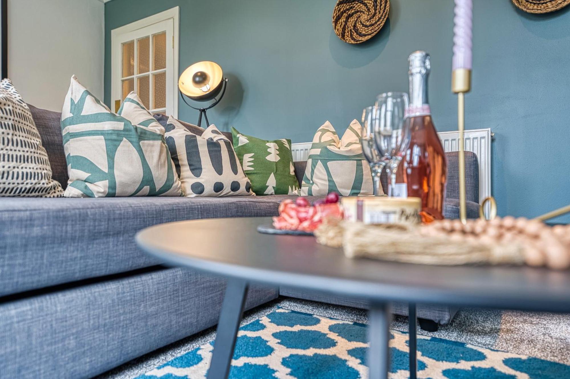 2 Bedroom Stylish Spacious Apt, Sleeps 6, Central Cheltenham, With Free Parking - By Blue Puffin Stays Ngoại thất bức ảnh