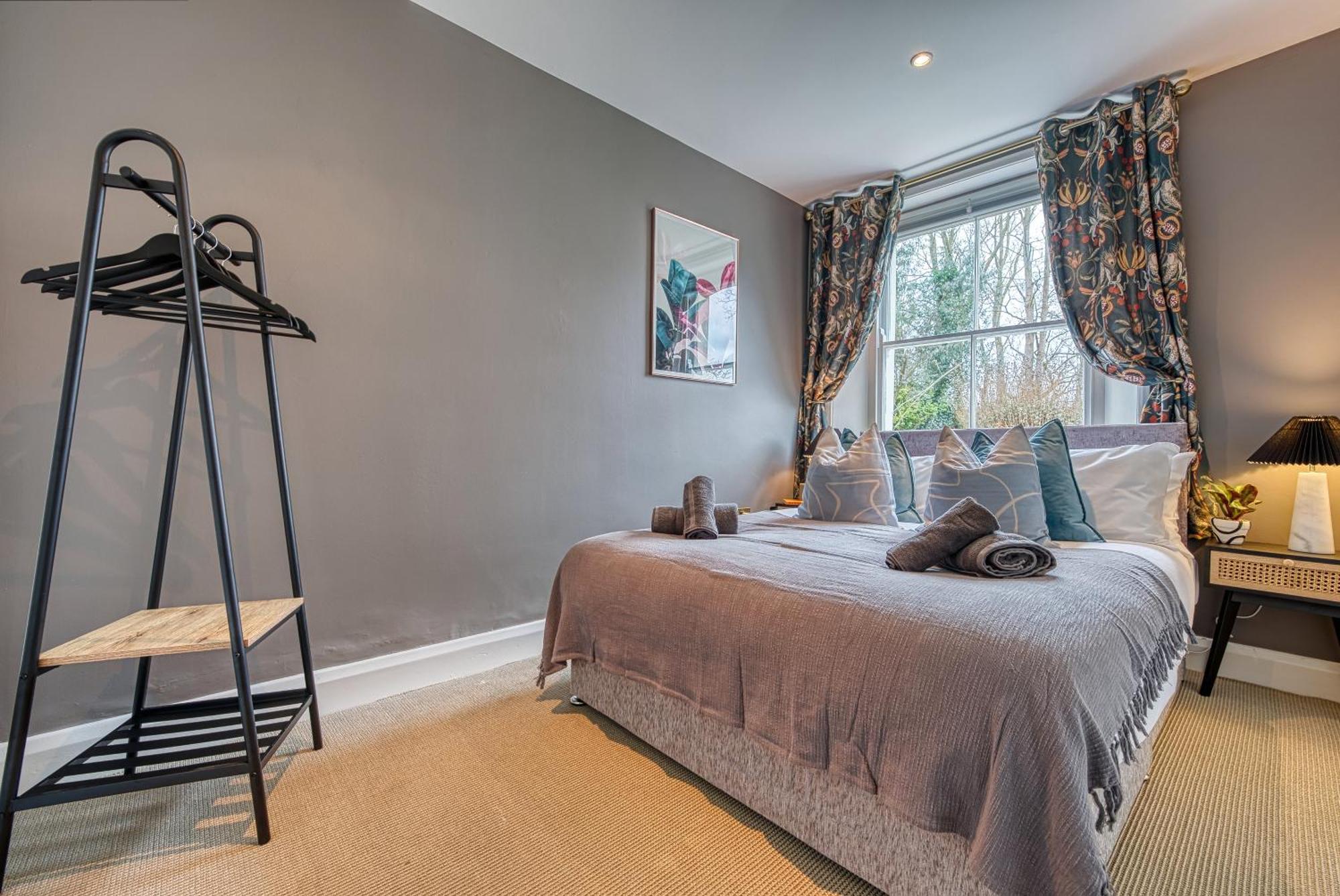 2 Bedroom Stylish Spacious Apt, Sleeps 6, Central Cheltenham, With Free Parking - By Blue Puffin Stays Ngoại thất bức ảnh