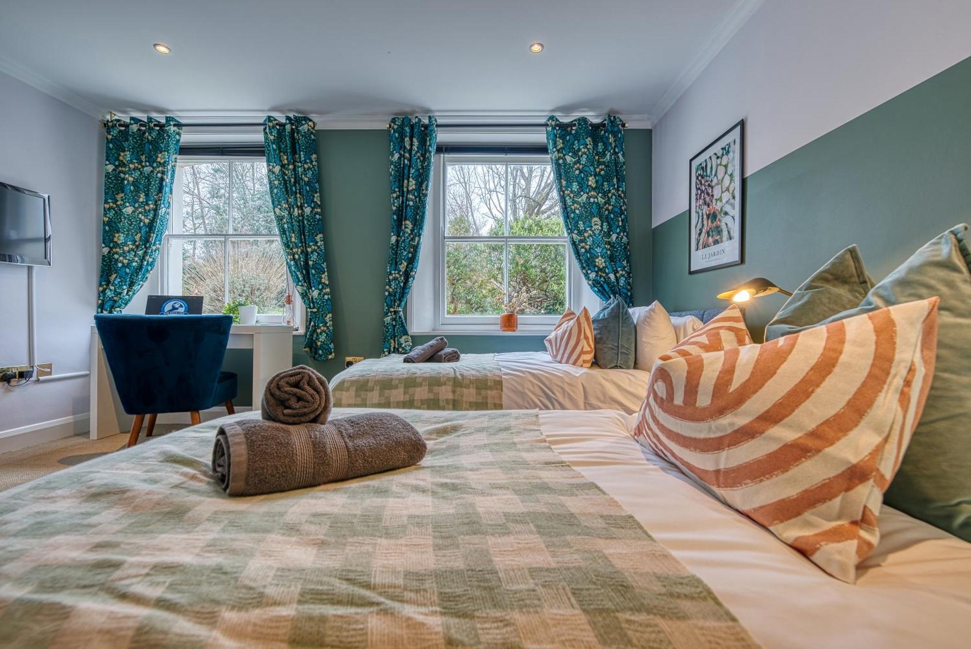 2 Bedroom Stylish Spacious Apt, Sleeps 6, Central Cheltenham, With Free Parking - By Blue Puffin Stays Ngoại thất bức ảnh