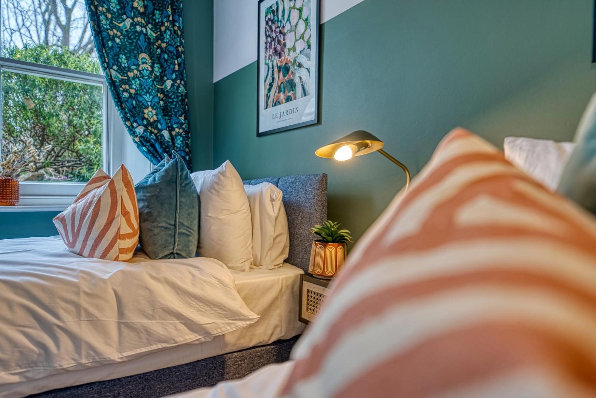 2 Bedroom Stylish Spacious Apt, Sleeps 6, Central Cheltenham, With Free Parking - By Blue Puffin Stays Ngoại thất bức ảnh